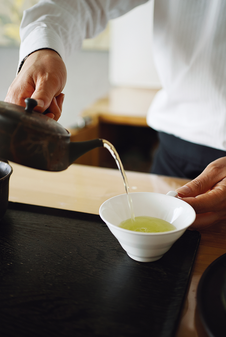 お茶をティーカップに注ぐ「表参道 茶茶の間」の和多田喜氏