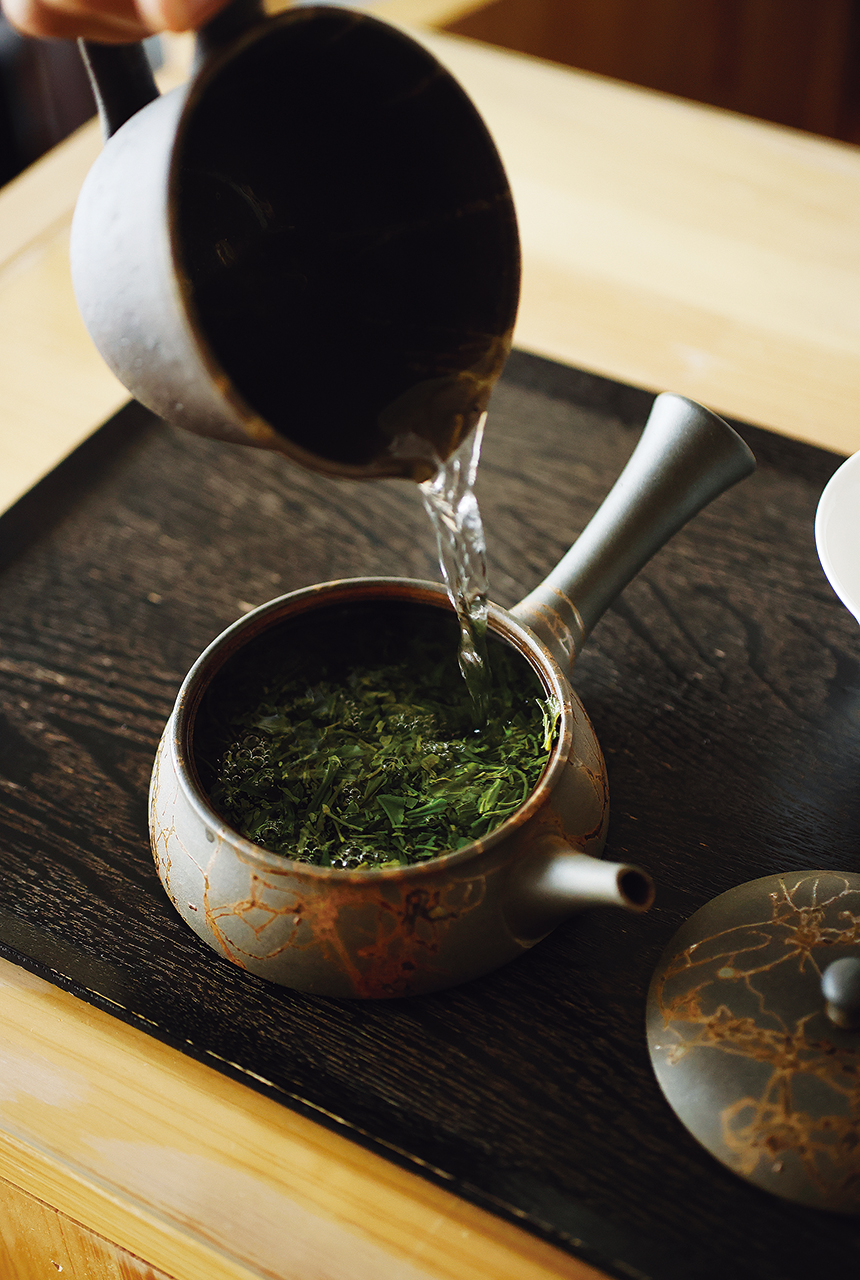 熱湯を一息冷ました湯を一気に注ぐ「表参道 茶茶の間」の和多田喜氏